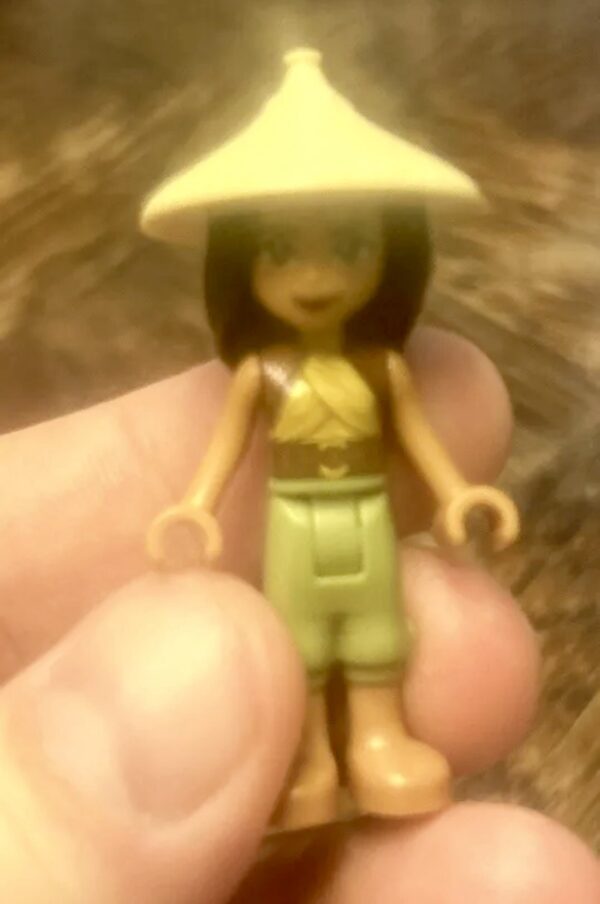 LEGO Friends Raya Minifigure with conical hat DP118