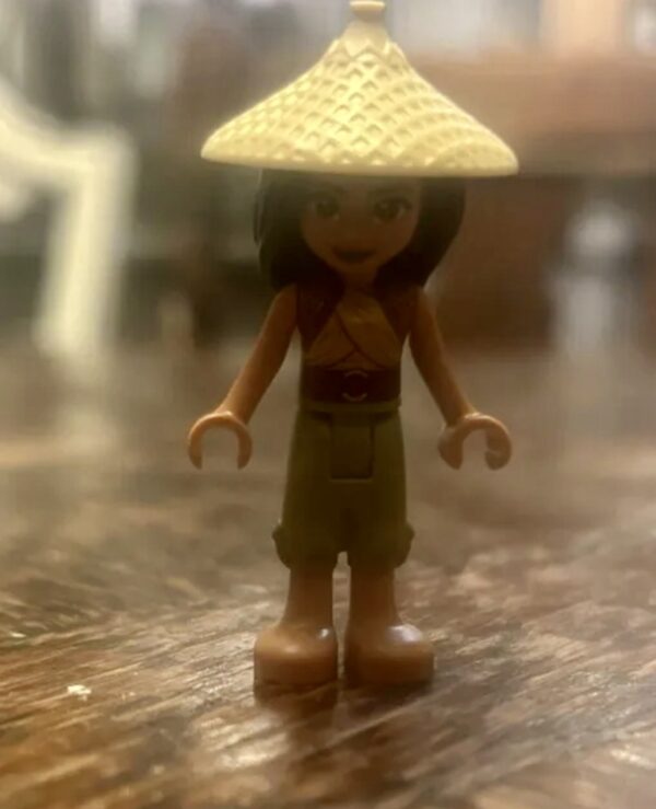 LEGO Friends Raya Minifigure with conical hat DP118 - Image 3