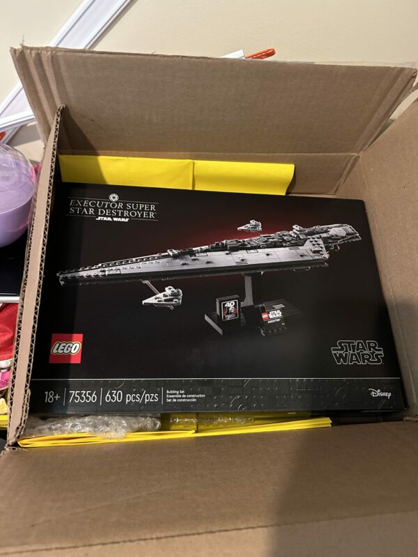 LEGO Star Wars Executor Super Star Destroyer Set #75356 - Image 2